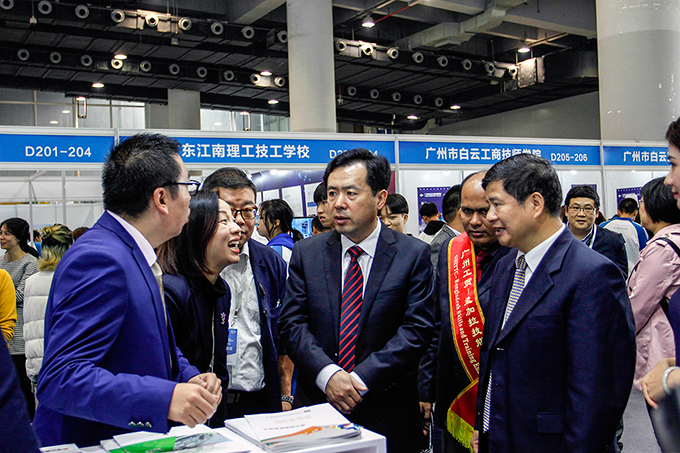 現場吸引了許多專業觀眾和外國友人的駐足